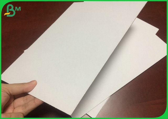 άσπρο χαρτόνι 2 2mm 2.5mm πλευρά που τοποθετείται σε στρώματα με το επίστρωμα και στιλπνή
