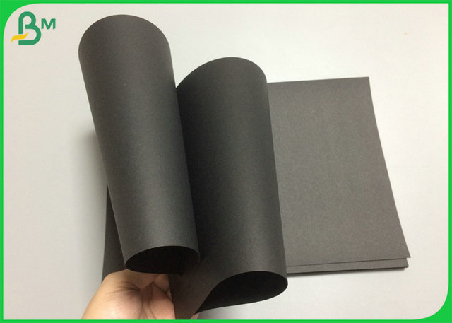880mm 1000mm Uncoate 100gsm - το μαύρο Kraft χαρτόνι 300gsm για τη ναυτιλία των τσαντών δημιουργεί