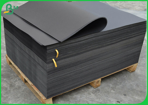 880mm 1000mm Uncoate 100gsm - το μαύρο Kraft χαρτόνι 300gsm για τη ναυτιλία των τσαντών δημιουργεί