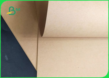250 / 300 / 300gm Καλή αντοχή Επιφάνεια Λάμψη Kraft Paper Roll Για συσκευασία